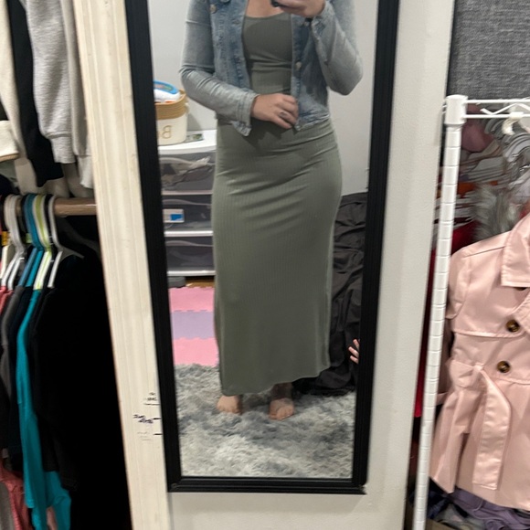 Elegant Green Sleeveless Dress - Picture 4 of 4